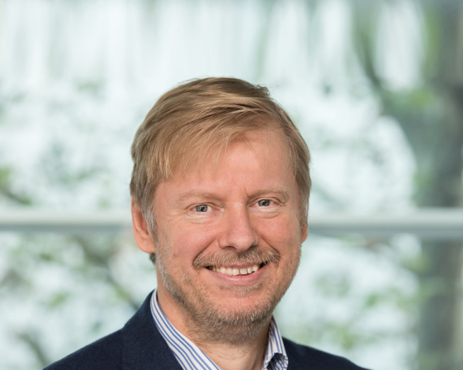 Headshot of Tim Chapman (MSc Soil Mechanics 1987) against a blurred background