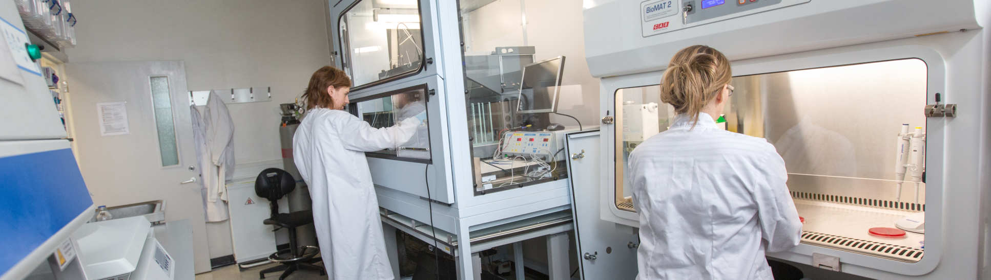 Two researchers at a diagnostics machine