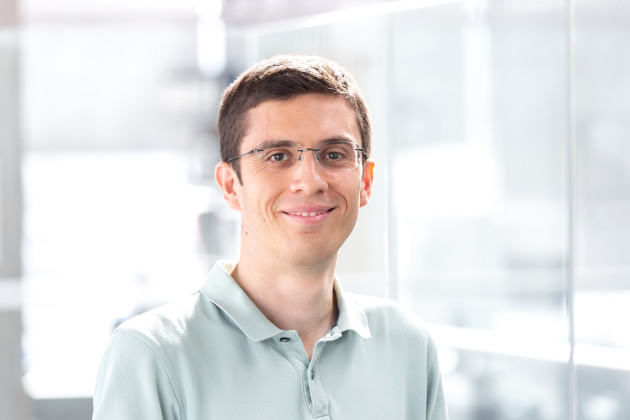 Head-shot of Paulo Ceppi, a white man in his mi-thirties with short brown hair and glasses.