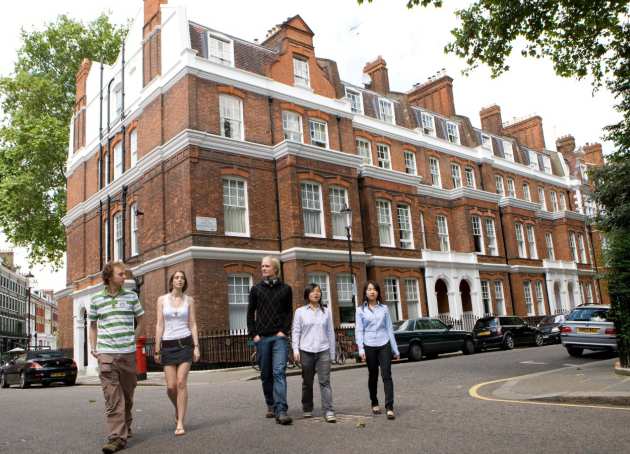 Students outside Evelyn Gardens